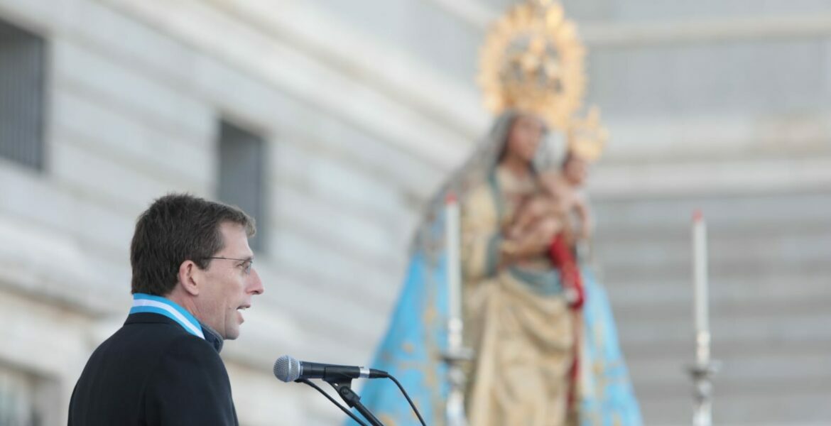 El alcalde de Madrid, José Luis Martínez Almeida, en la misa de la Almudena 2023