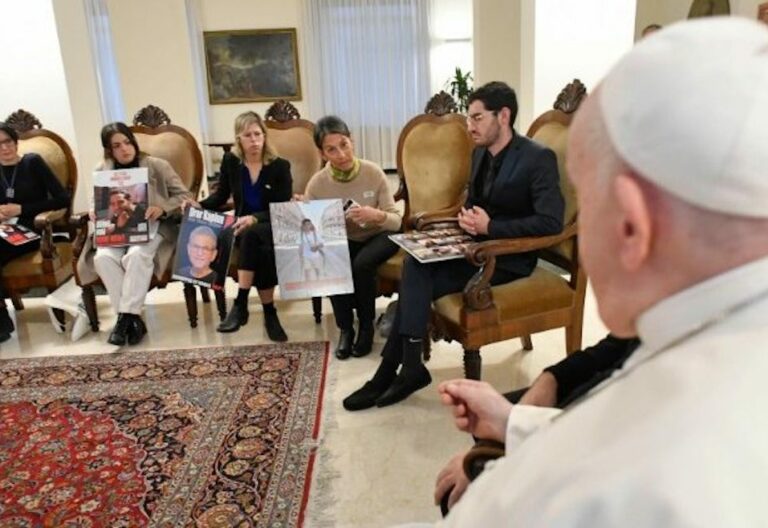 Papa Francisco recibe a familiares de israelies secuestrados por hamas
