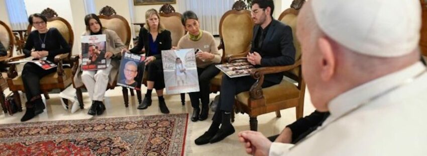 Papa Francisco recibe a familiares de israelies secuestrados por hamas