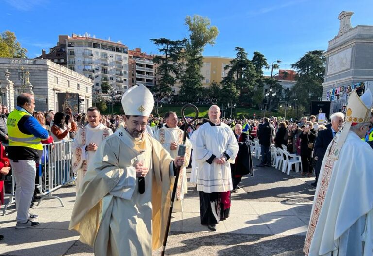 El cardenal José Cobo en la misa de Almudena 2023
