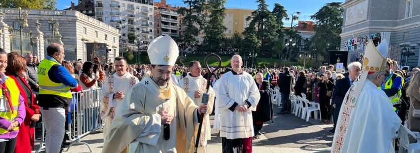 El cardenal José Cobo en la misa de Almudena 2023