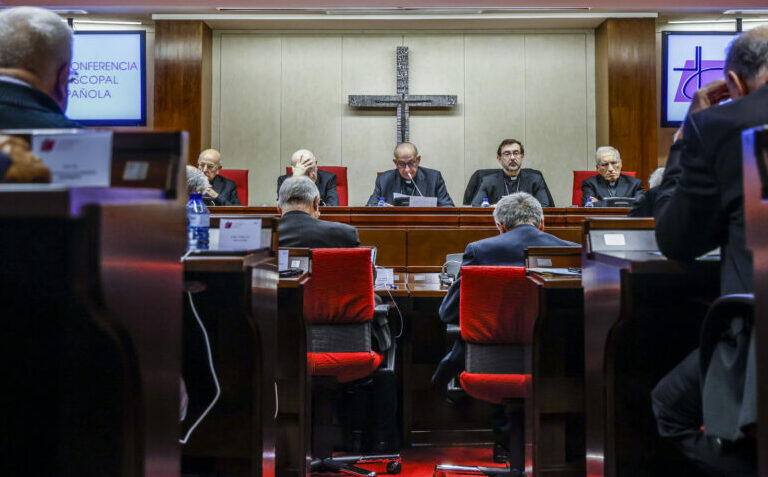 MADRID, 20/11/2023.- El presidente de la Conferencia Episcopal Española, Juan José Omella (c), preside la 123 Asamblea Plenaria este lunes en Madrid. EFE/ Aitor Martín.