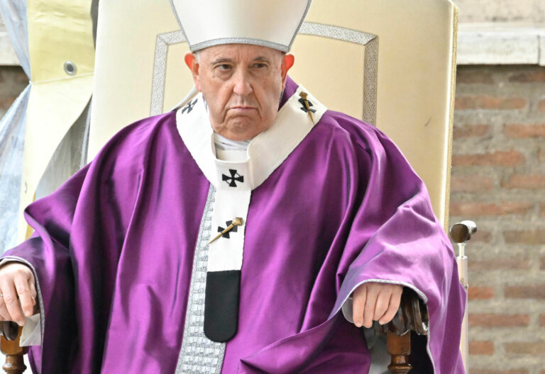 El papa Francisco en el cementerio