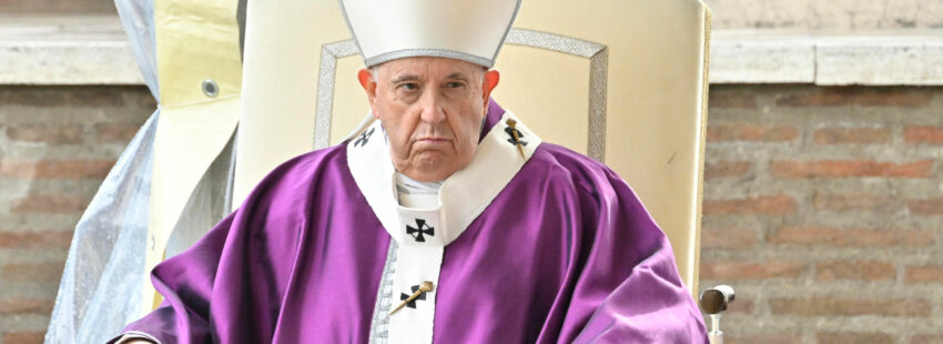 El papa Francisco en el cementerio