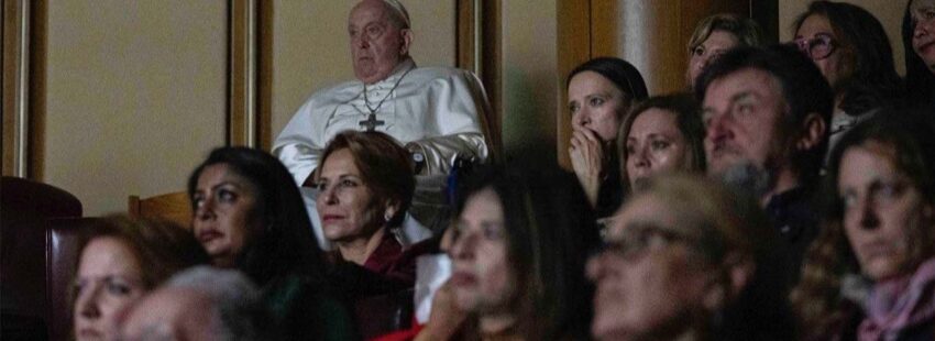 El Papa acude por sorpresa a la proyección de un documental sobre Ucrania