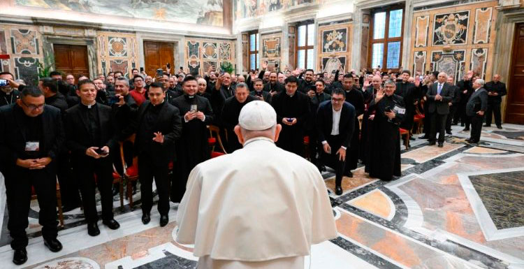 El papa Francisco recibe a los sacerdotes hispanos de Estados Unidos