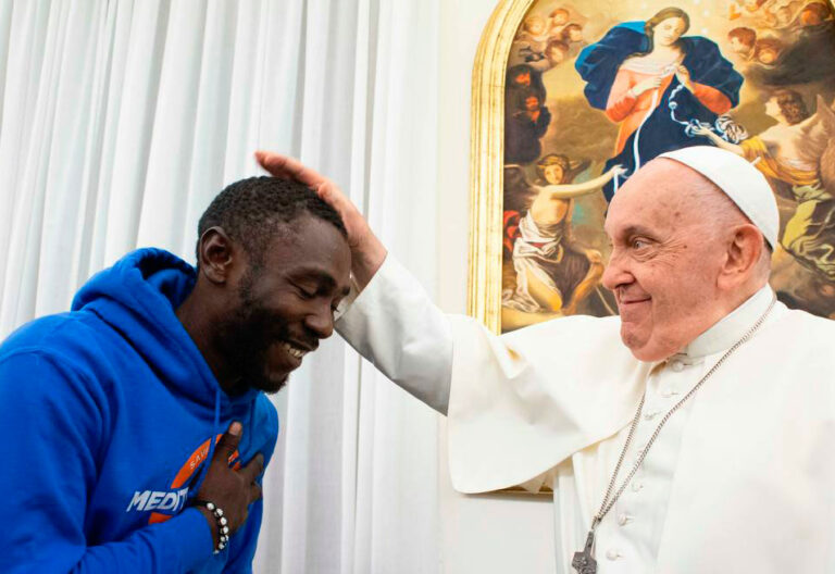 El papa Francisco con Pato, migrante