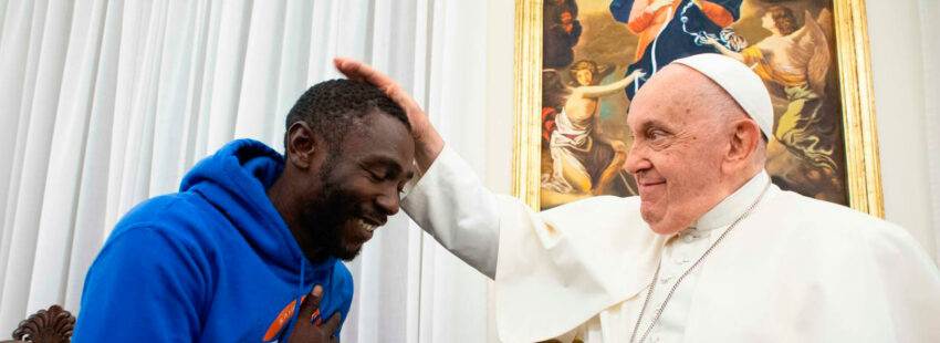 El papa Francisco con Pato, migrante