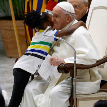 Una niña abraza al Papa en el encuentro con los más pequeños en el Vaticano