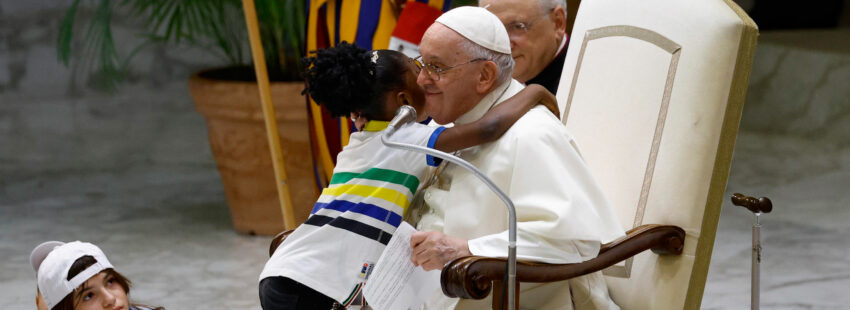 Una niña abraza al Papa en el encuentro con los más pequeños en el Vaticano