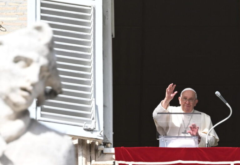 El Papa Francisco, durante el rezo del ángelus