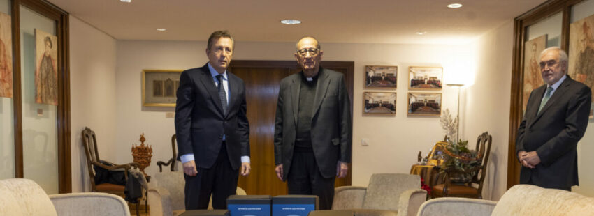 El abogado Javier Cremades entrega el informe de abusos al cardenal Juan José Omella