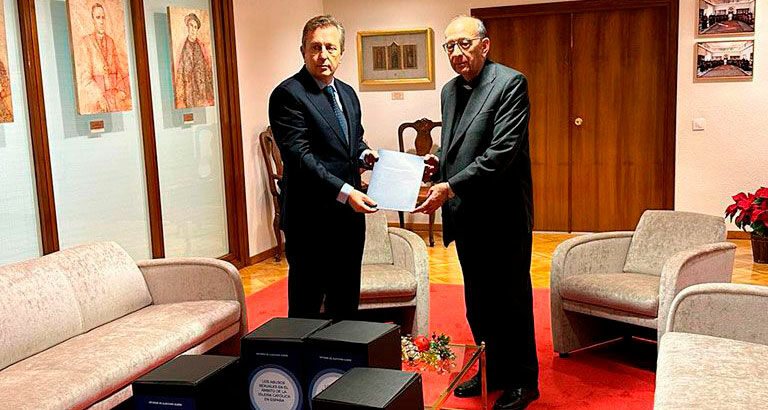 Javier Cremades entrega el Informe de abusos al cardenal Juan José Omella