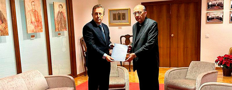 Javier Cremades entrega el Informe de abusos al cardenal Juan José Omella