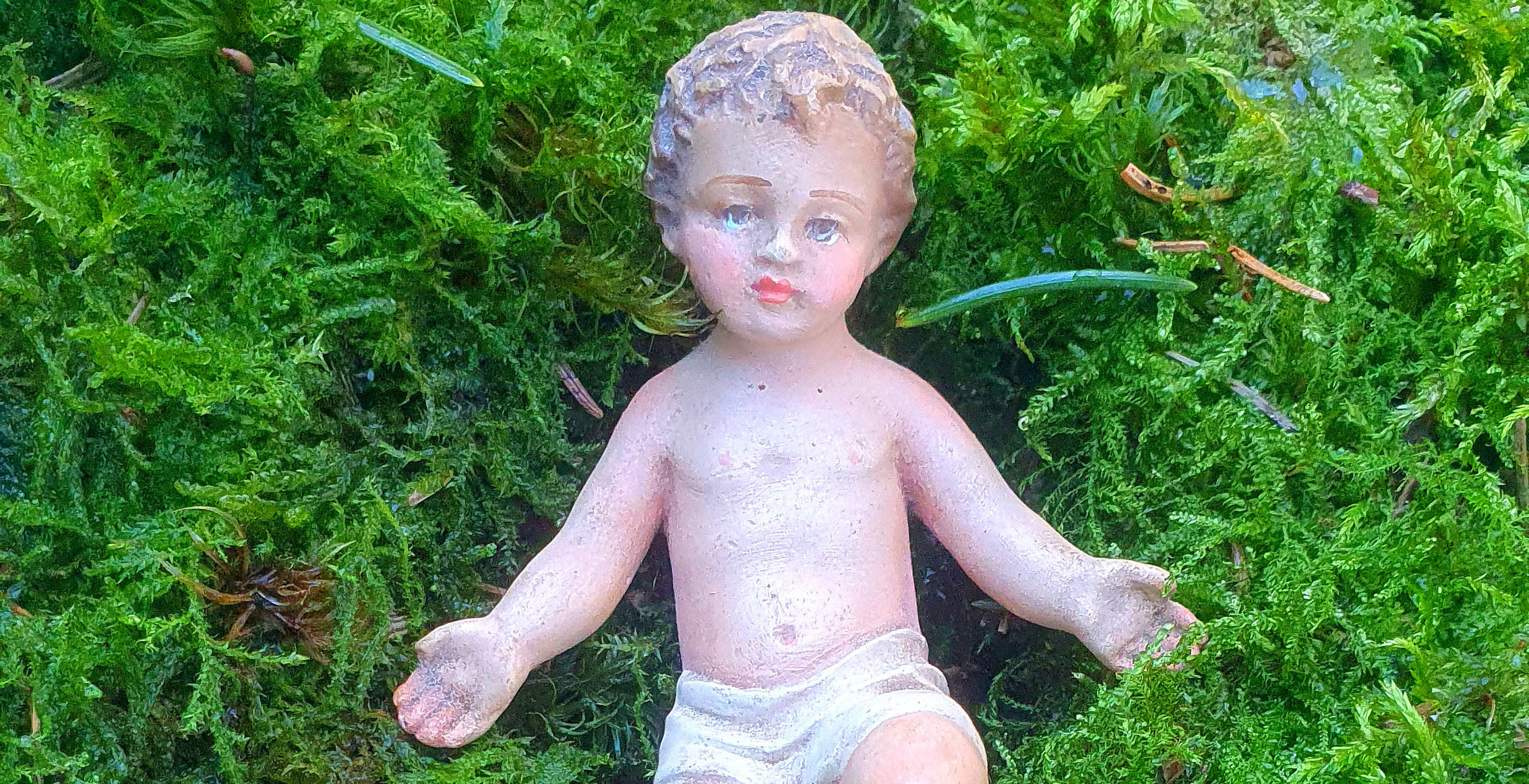 Niño Jesús sobre musgo