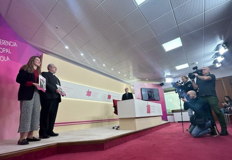 El secretario general de los obispos, César García Magán, y Ester Martín, directora de la