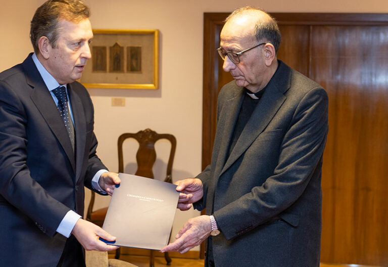 El abogado Javier Cremades entrega el informe de abusos al cardenal Juan José Omella