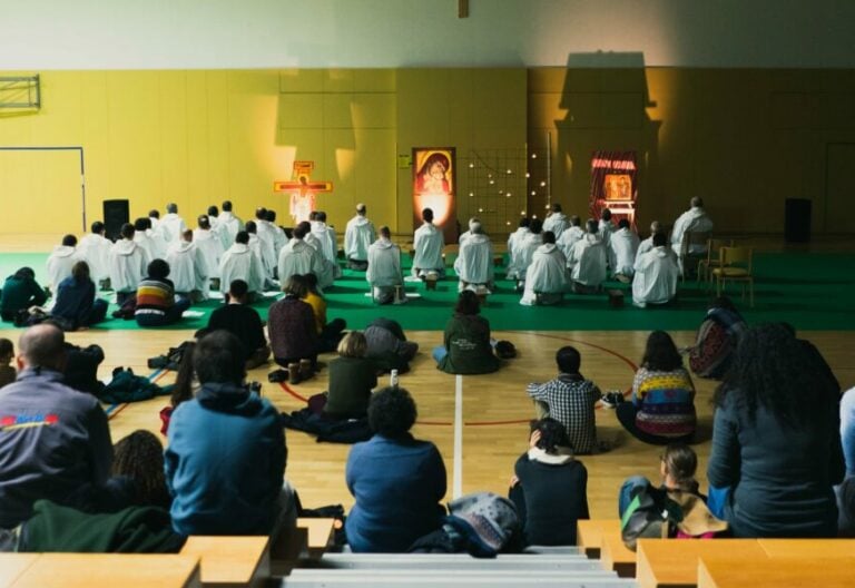 La comunidad ecuménica de Taizé con un grupo de jóvenes