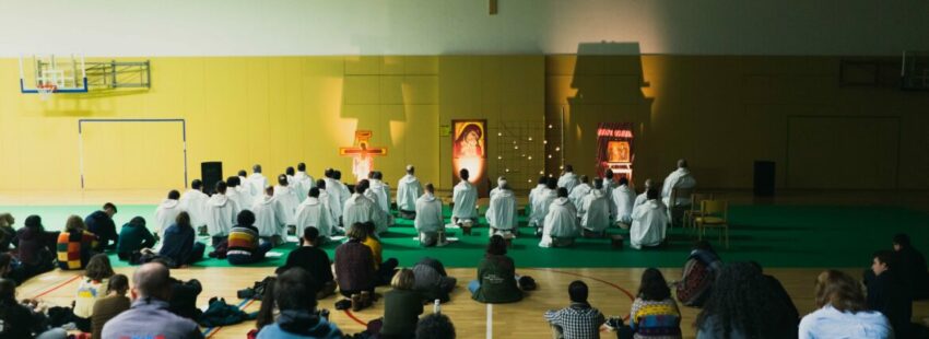 La comunidad ecuménica de Taizé con un grupo de jóvenes