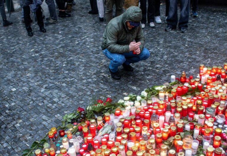 Un joven, ante el homenaje improvisado en Praga tras un ataque terrorista