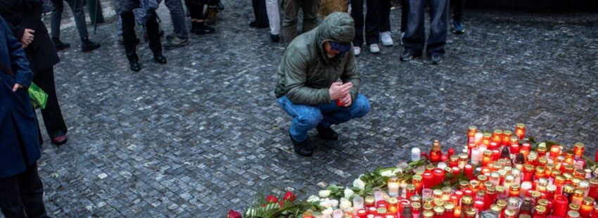 Un joven, ante el homenaje improvisado en Praga tras un ataque terrorista
