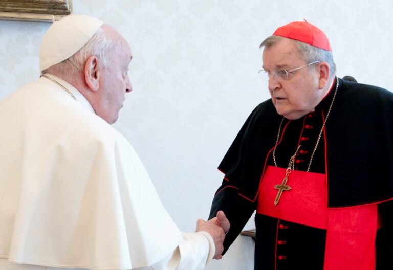 El Papa Francisco y el cardenal norteamericano Raymond Leo Burke