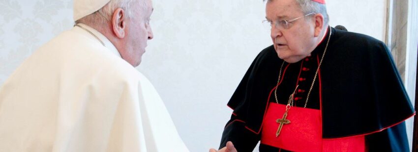 El Papa Francisco y el cardenal norteamericano Raymond Leo Burke