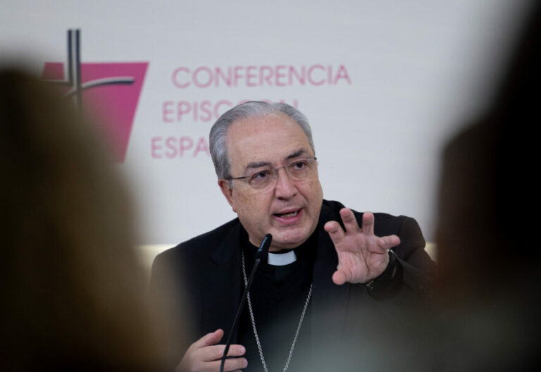 El secretario general de la Conferencia Episcopal Española, César García Magán