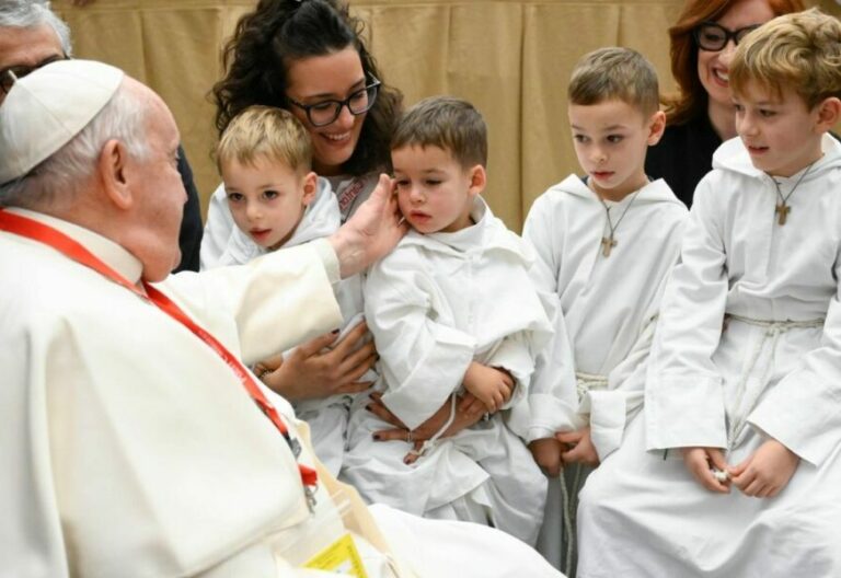 El Papa Francisco, con los Pueri Cantores