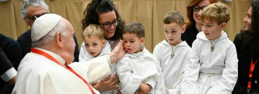 El Papa Francisco, con los Pueri Cantores