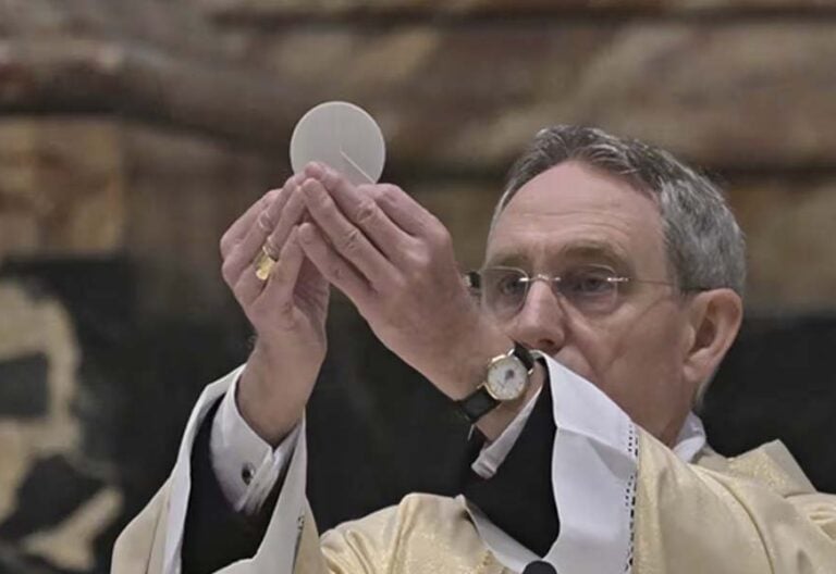 El nuevo nuncio Gänswein se siente renovado tras estos meses “aparcado” por el Papa