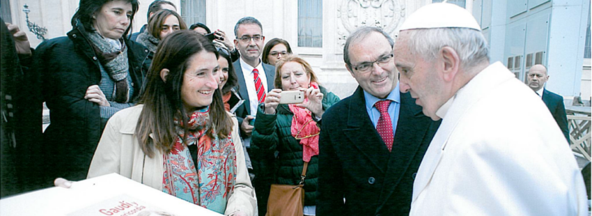 José Manuel Almuzara, presidente de la asociación pro-beatificación de Gaudí, saludando al Papa el 16 de diciembre de 2015