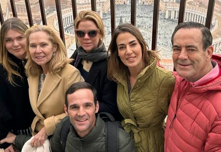 José Bono, con su familia en Roma