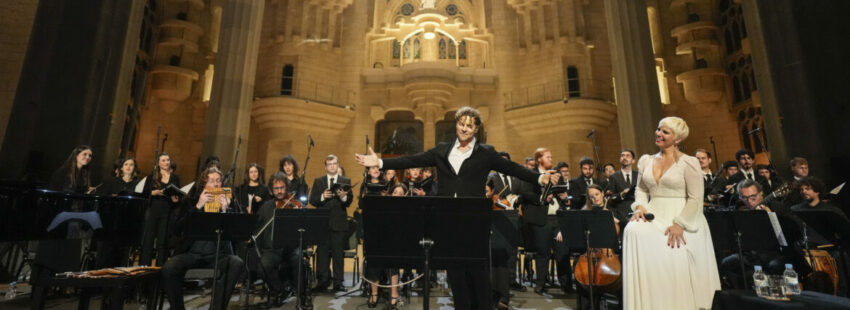 BARCELONA, 12/12/2023.- Los artistas David Bisbal (c) y Pasión Vega (d) durante la misa criolla