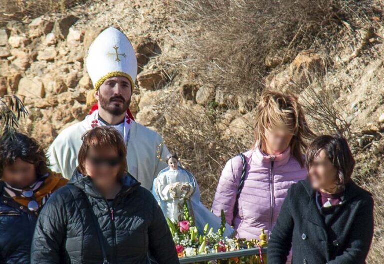 Un falso obispo celebra misas en Granada