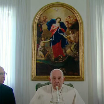 El papa Francisco reza el ángelus desde Santa Marta
