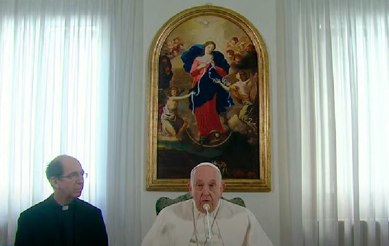 El papa Francisco reza el ángelus desde Santa Marta