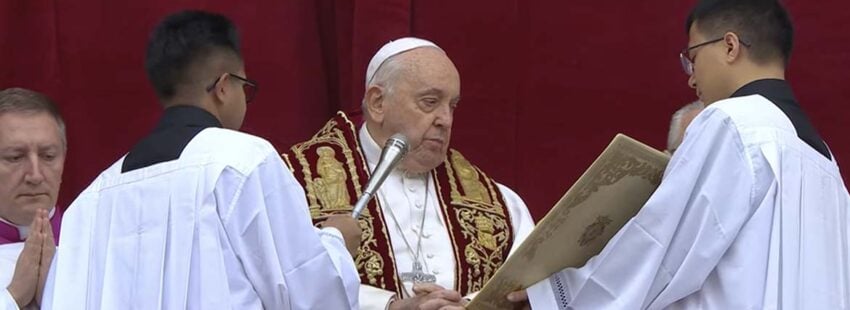 Francisco reclama en el Urbi et orbi que “desde el pesebre, el Niño nos pide que seamos voz de