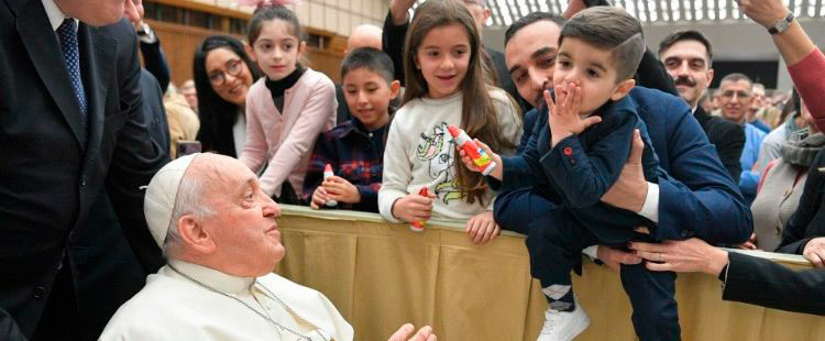 El papa Francisco, saludo a los empleados del Vaticano y sus familias por Navidad