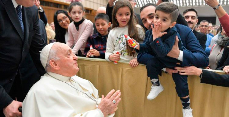 El papa Francisco, saludo a los empleados del Vaticano y sus familias por Navidad