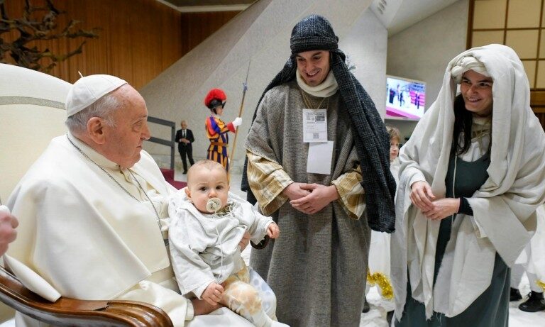 El Papa Francisco, con los actores del belén viviente de Santa María La Mayor