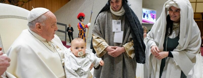 El Papa Francisco, con los actores del belén viviente de Santa María La Mayor