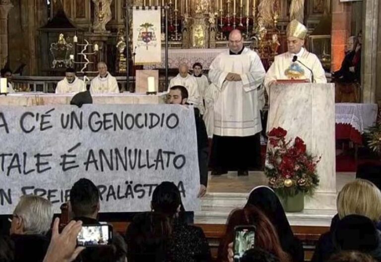 Manifestantes propalestinos interrumpen la misa de Navidad en la catedral de Bolzano
