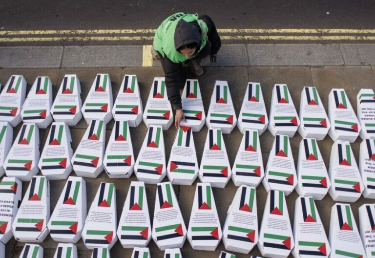 London (United Kingdom), 30/11/2023.- A Pro-Palestinian protester lays over 450 symbolic children's coffins in remembrance of the children killed in Gaza, outside Downing Street in London, Britain, 30 November 2023. Pro-Palestinians demonstrators protested against what they called 'Israel's indiscriminate bombardment of Gaza'. Thousands of Israelis and Palestinians have died since the militant group Hamas launched an unprecedented attack on Israel from the Gaza Strip on 07 October, and the Israeli strikes on the Palestinian enclave which followed it. More than 6,150 children have been killed since the outbreak of war between Israel and Hamas, according to the Gaza Government media office. (Protestas, Reino Unido, Londres) EFE/EPA/TOLGA AKMEN