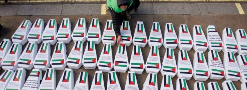 London (United Kingdom), 30/11/2023.- A Pro-Palestinian protester lays over 450 symbolic