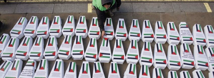 London (United Kingdom), 30/11/2023.- A Pro-Palestinian protester lays over 450 symbolic children's coffins in remembrance of the children killed in Gaza, outside Downing Street in London, Britain, 30 November 2023. Pro-Palestinians demonstrators protested against what they called 'Israel's indiscriminate bombardment of Gaza'. Thousands of Israelis and Palestinians have died since the militant group Hamas launched an unprecedented attack on Israel from the Gaza Strip on 07 October, and the Israeli strikes on the Palestinian enclave which followed it. More than 6,150 children have been killed since the outbreak of war between Israel and Hamas, according to the Gaza Government media office. (Protestas, Reino Unido, Londres) EFE/EPA/TOLGA AKMEN