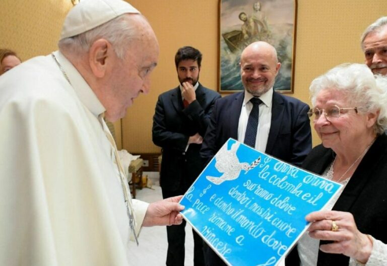 Roseline Hamel, hermana de Jacques Hamel, con el Papa Francisco
