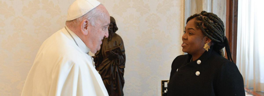 Vicepresidenta de Colombia le regala una “marimba” a Francisco luego de su encuentro en el