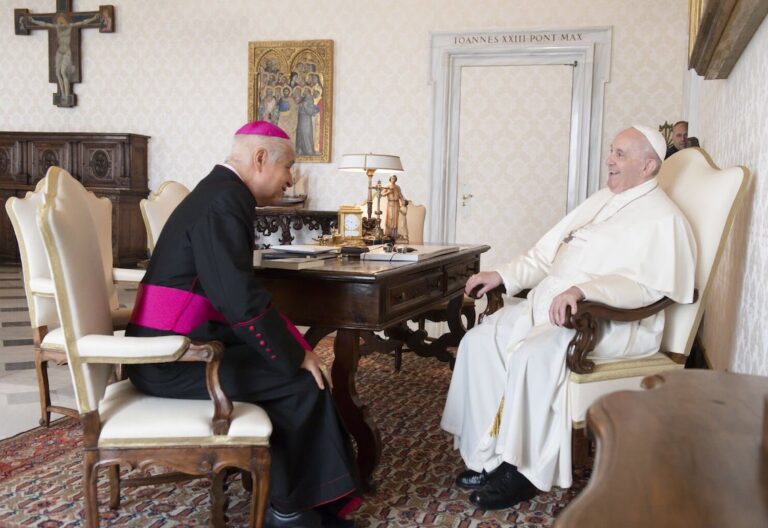 Arzobispo Rogelio Cabrera y el Papa Francisco