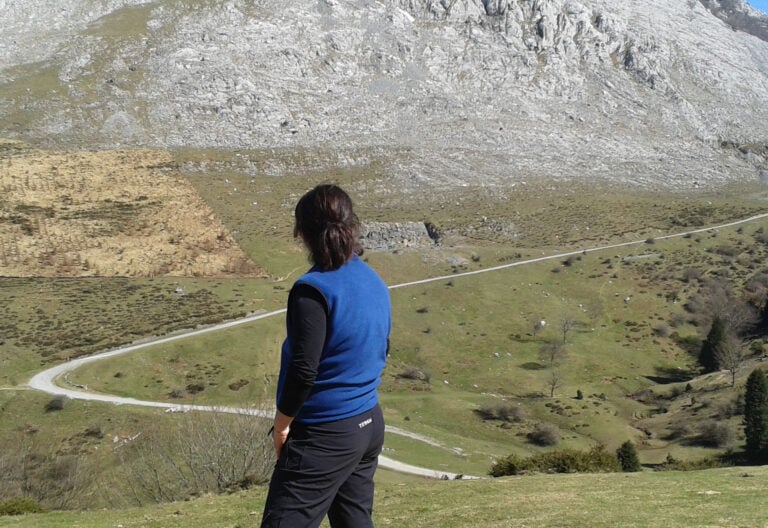 Chica contempla el horizonte